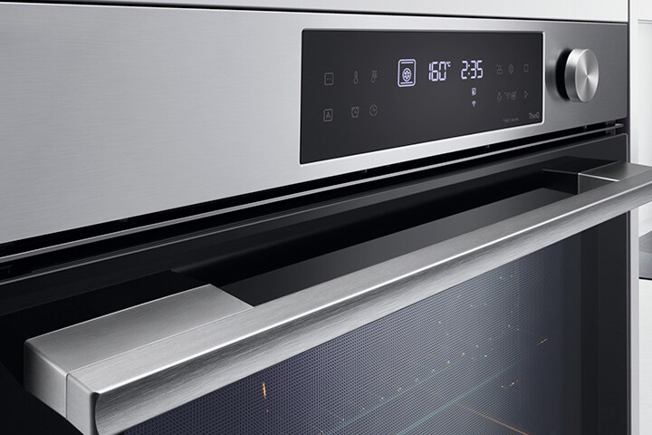 Близък план на фурна за вграждане LG от черна неръждаема стомана.