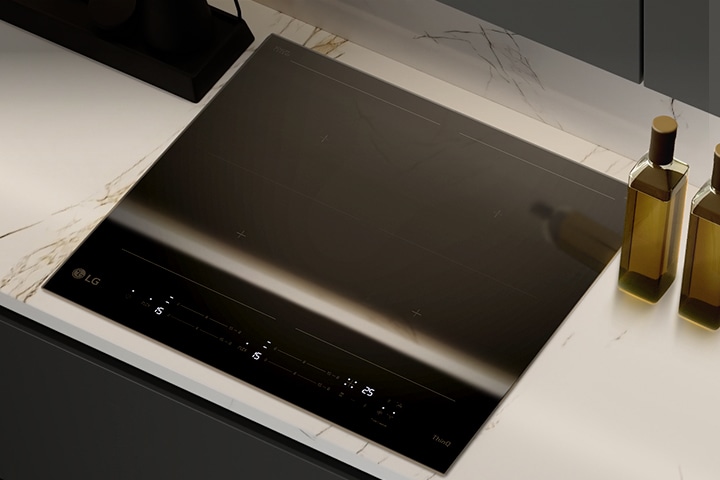 Снимка показваща гланцовото черно стъкло на индукционния плот.