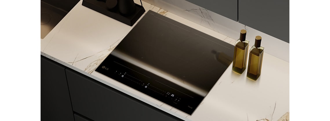 Снимка показваща гланцовото черно стъкло на индукционния плот.