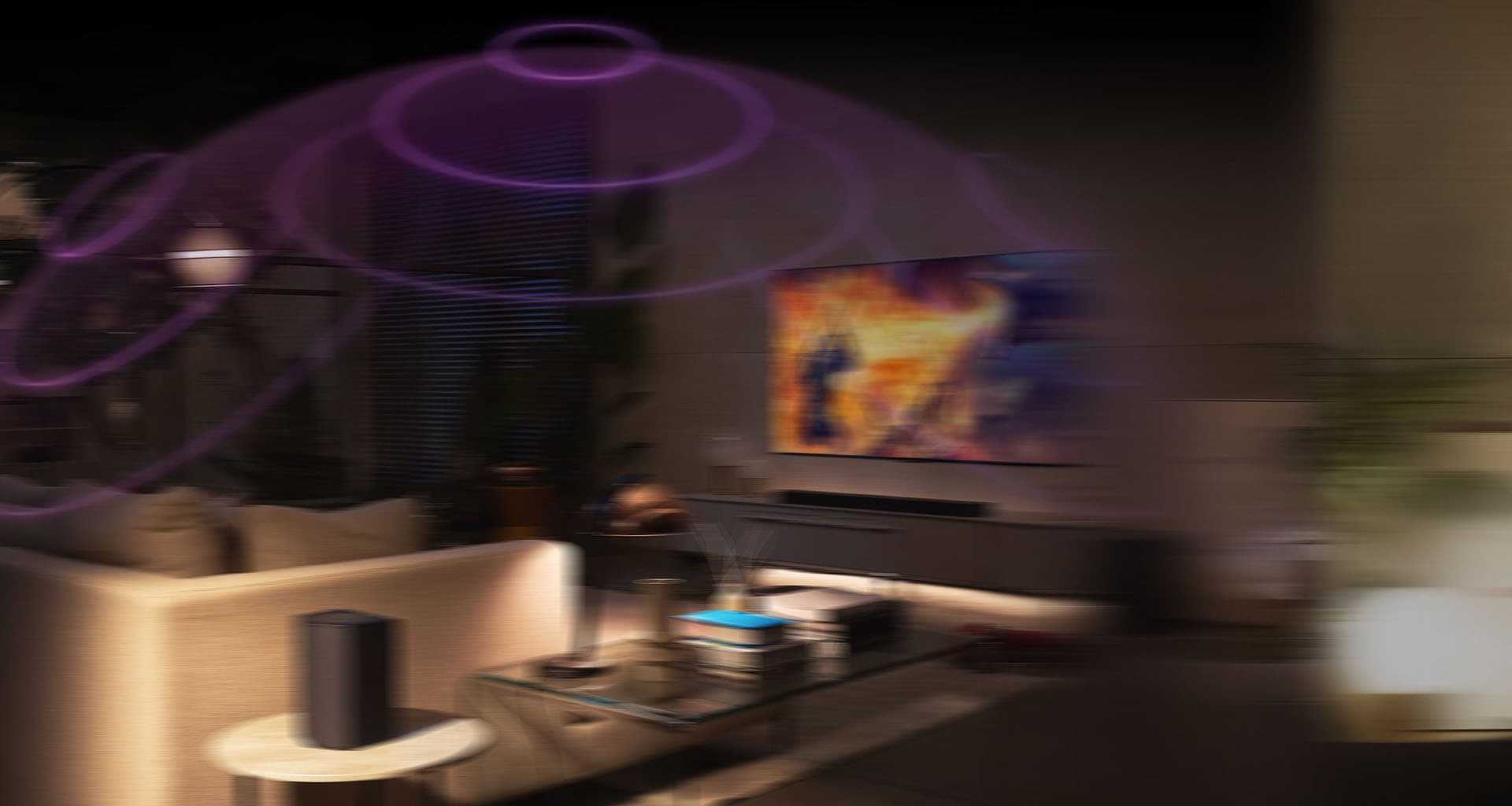 LG OLED телевизор е в уютна всекидневна стая през нощта. Докато филмът се възпроизвежда, се появяват мехурчета, изобразяващи съраунд.
