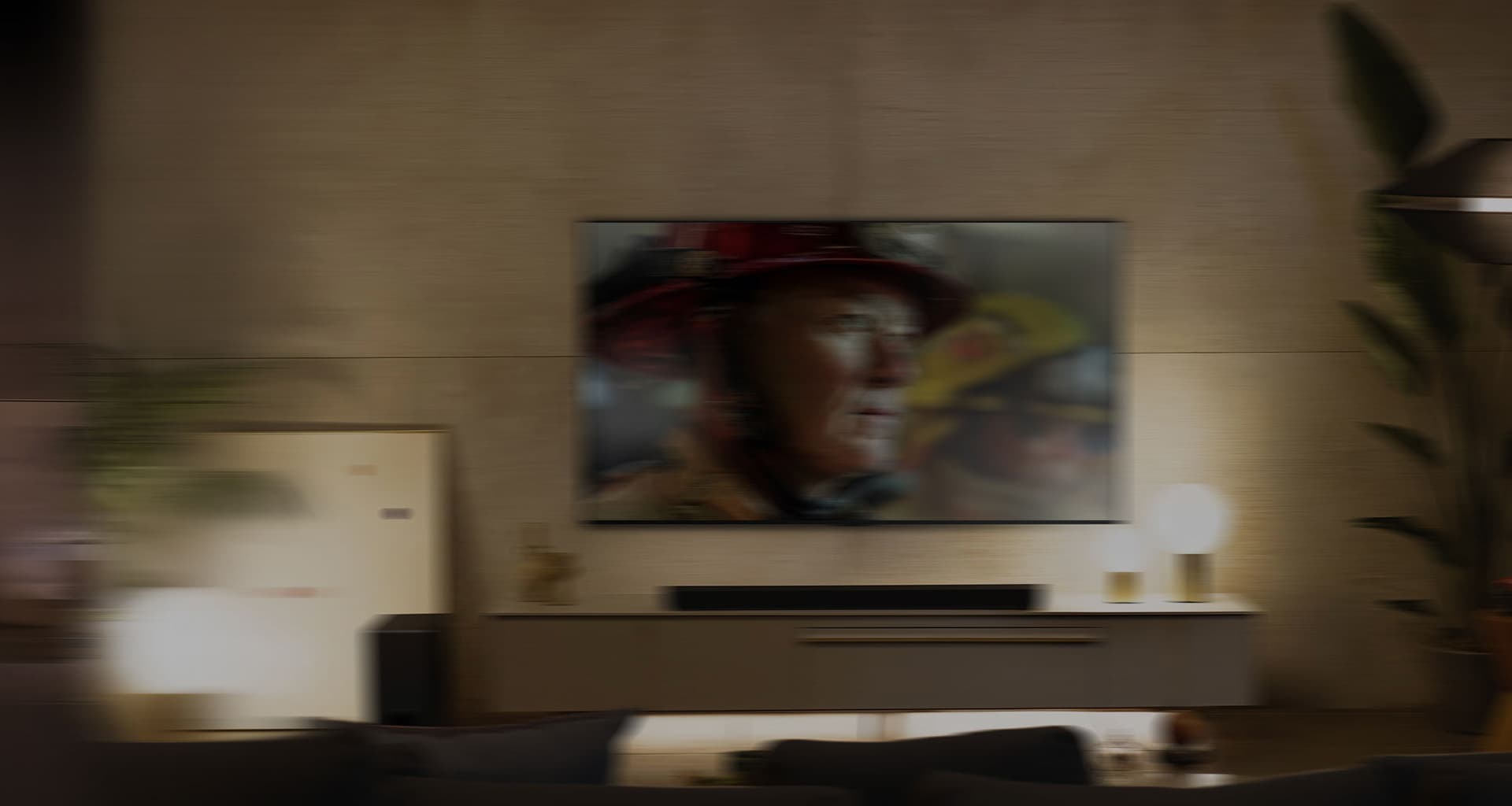 LG OLED телевизор е в уютна всекидневна стая през нощта. Докато филмът се възпроизвежда, се появяват мехурчета, изобразяващи съраунд.