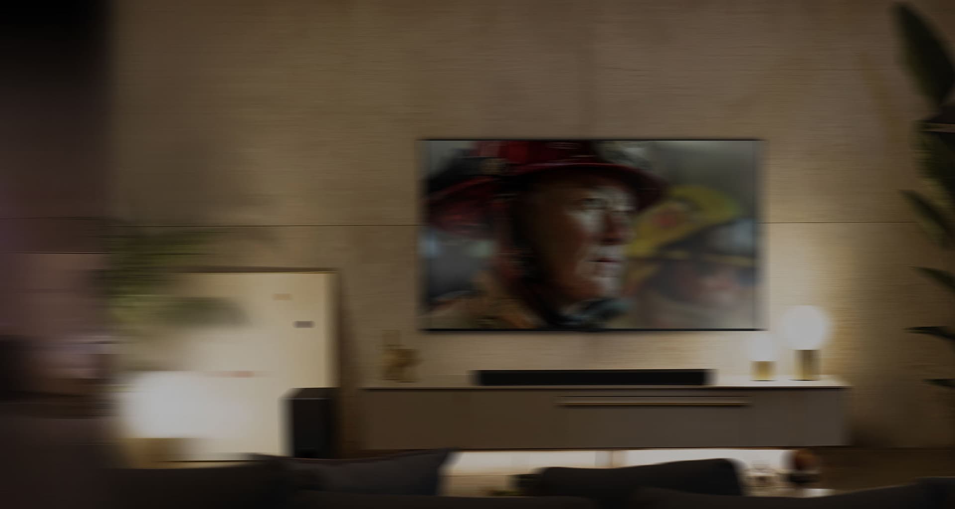 LG OLED телевизор е в уютна всекидневна стая през нощта. Докато филмът се възпроизвежда, се появяват мехурчета, изобразяващи съраунд.