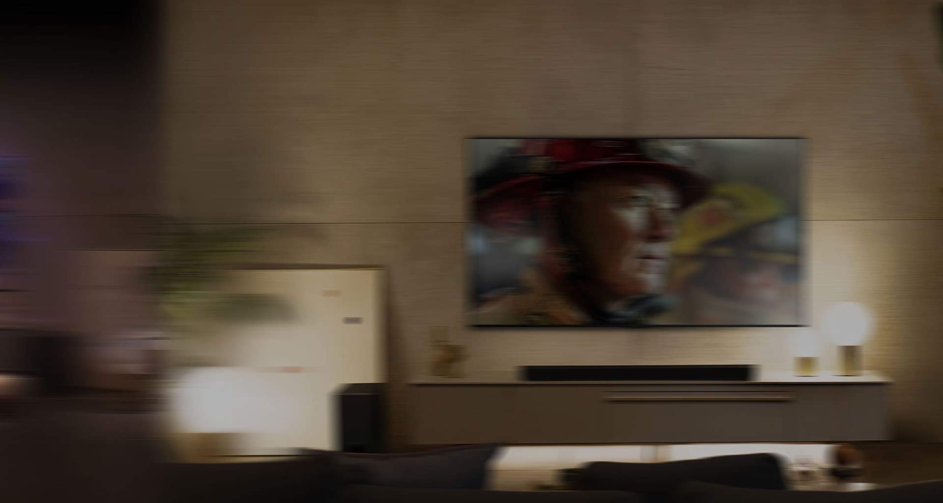 LG OLED телевизор е в уютна всекидневна стая през нощта. Докато филмът се възпроизвежда, се появяват мехурчета, изобразяващи съраунд.