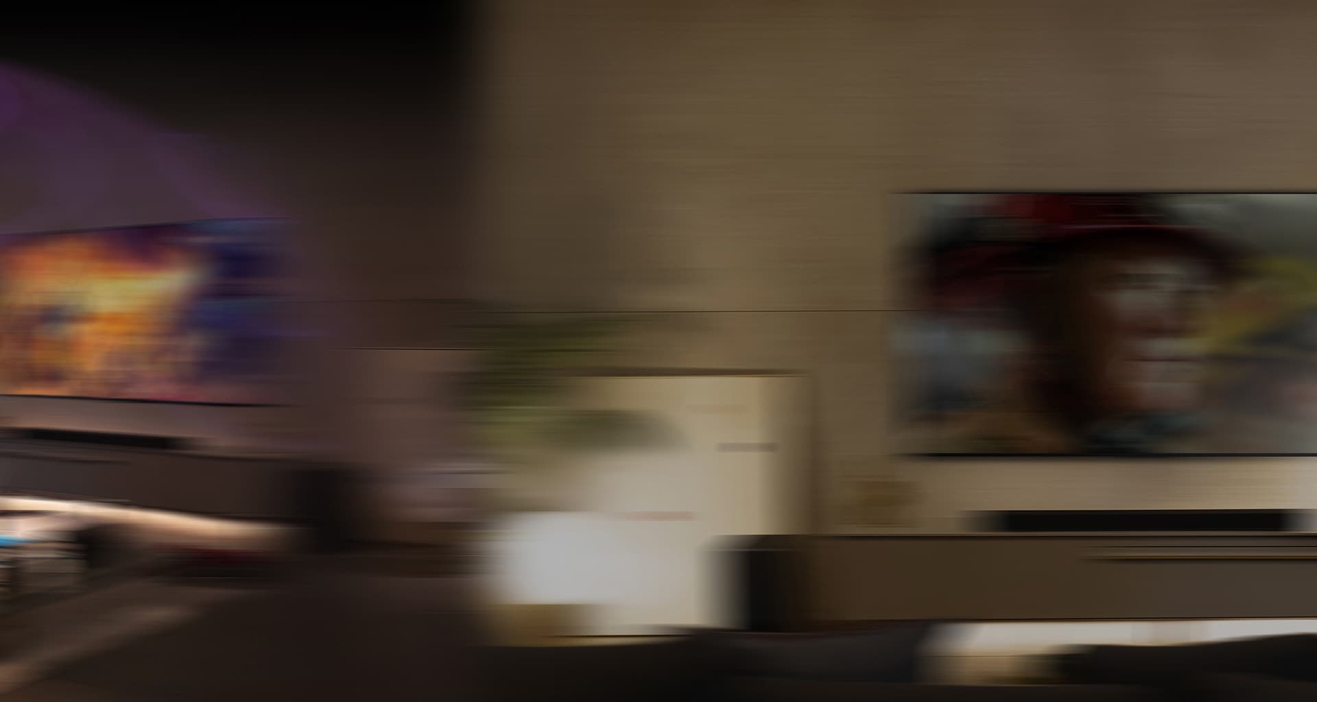 LG OLED телевизор е в уютна всекидневна стая през нощта. Докато филмът се възпроизвежда, се появяват мехурчета, изобразяващи съраунд.