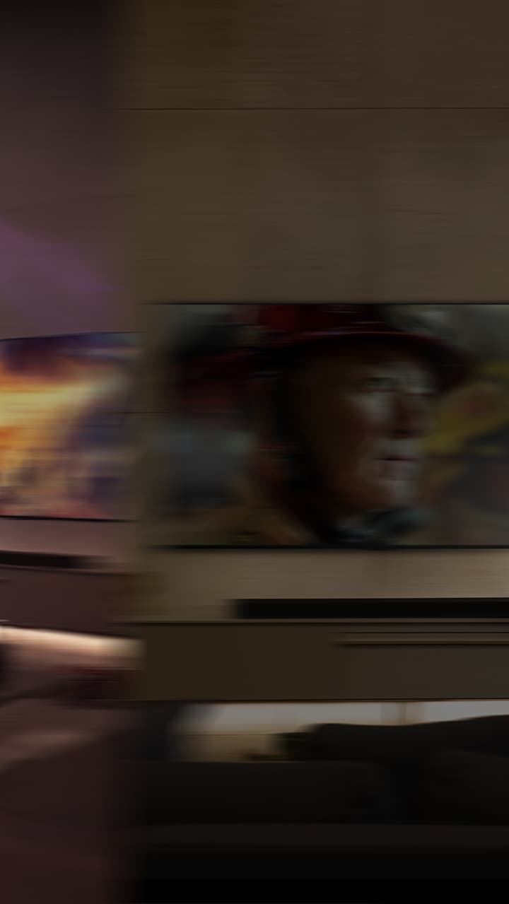 LG OLED телевизор е в уютна всекидневна стая през нощта. Докато филмът се възпроизвежда, се появяват мехурчета, изобразяващи съраунд.