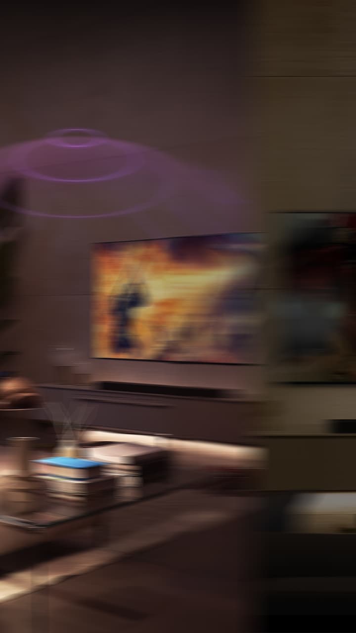 LG OLED телевизор е в уютна всекидневна стая през нощта. Докато филмът се възпроизвежда, се появяват мехурчета, изобразяващи съраунд.