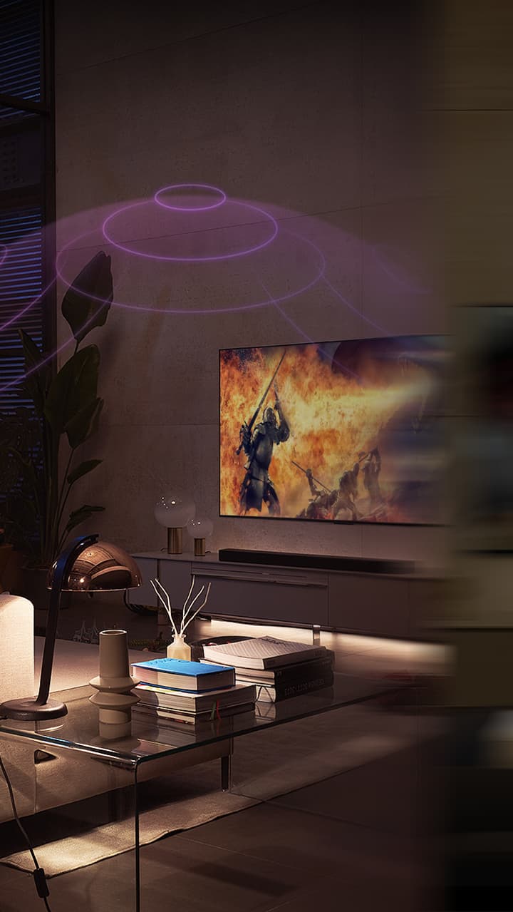 LG OLED телевизор е в уютна всекидневна стая през нощта. Докато филмът се възпроизвежда, се появяват мехурчета, изобразяващи съраунд.