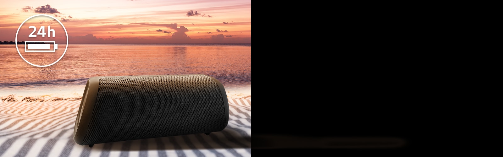 A caixa de som está colocada sobre uma toalha de praia. Na frente dela, vê-se uma praia ao pôr do sol para ilustrar que a caixa de som pode ficar ligada por até 24 horas. 