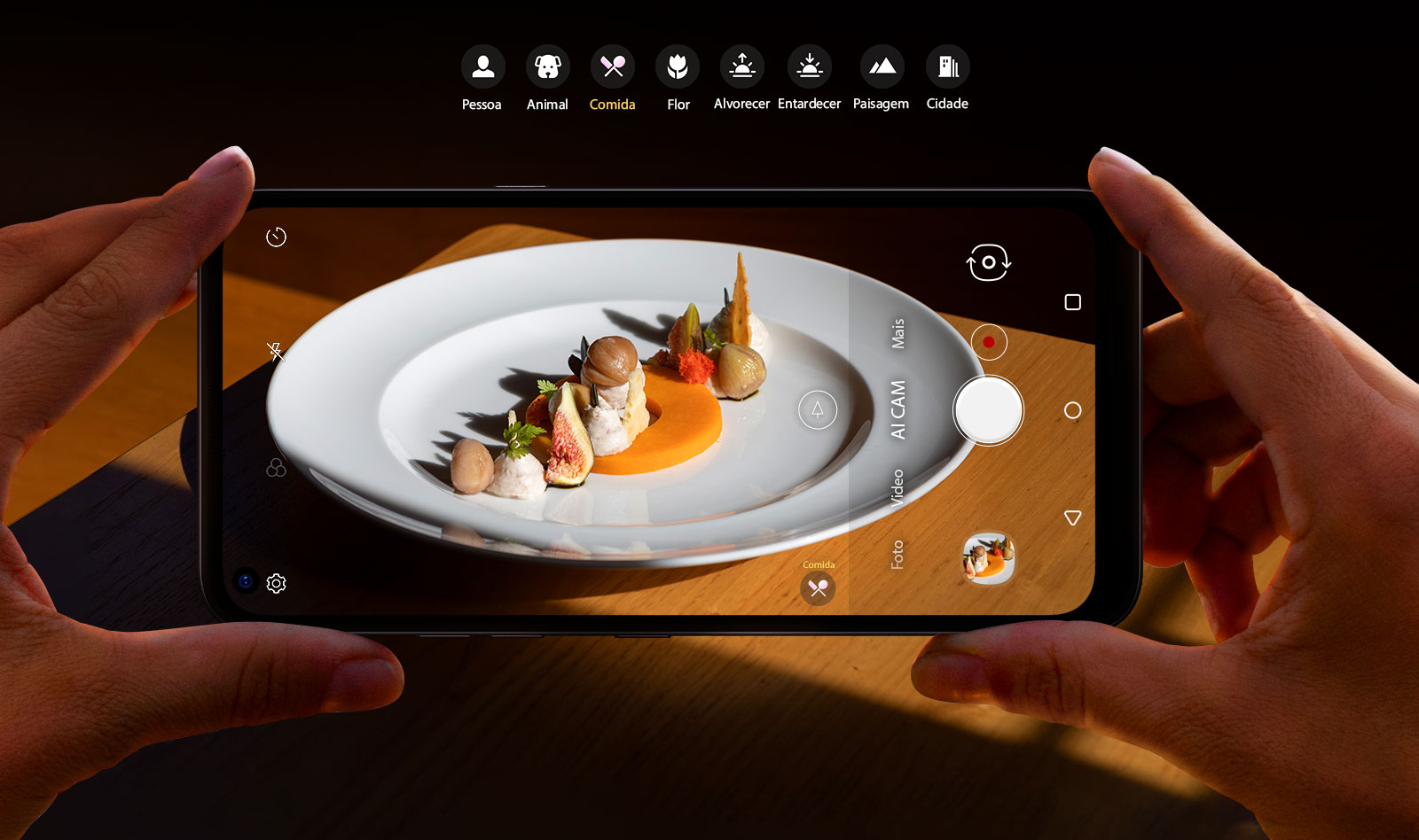 Close de uma pessoa fotografando comida com o smartphone.