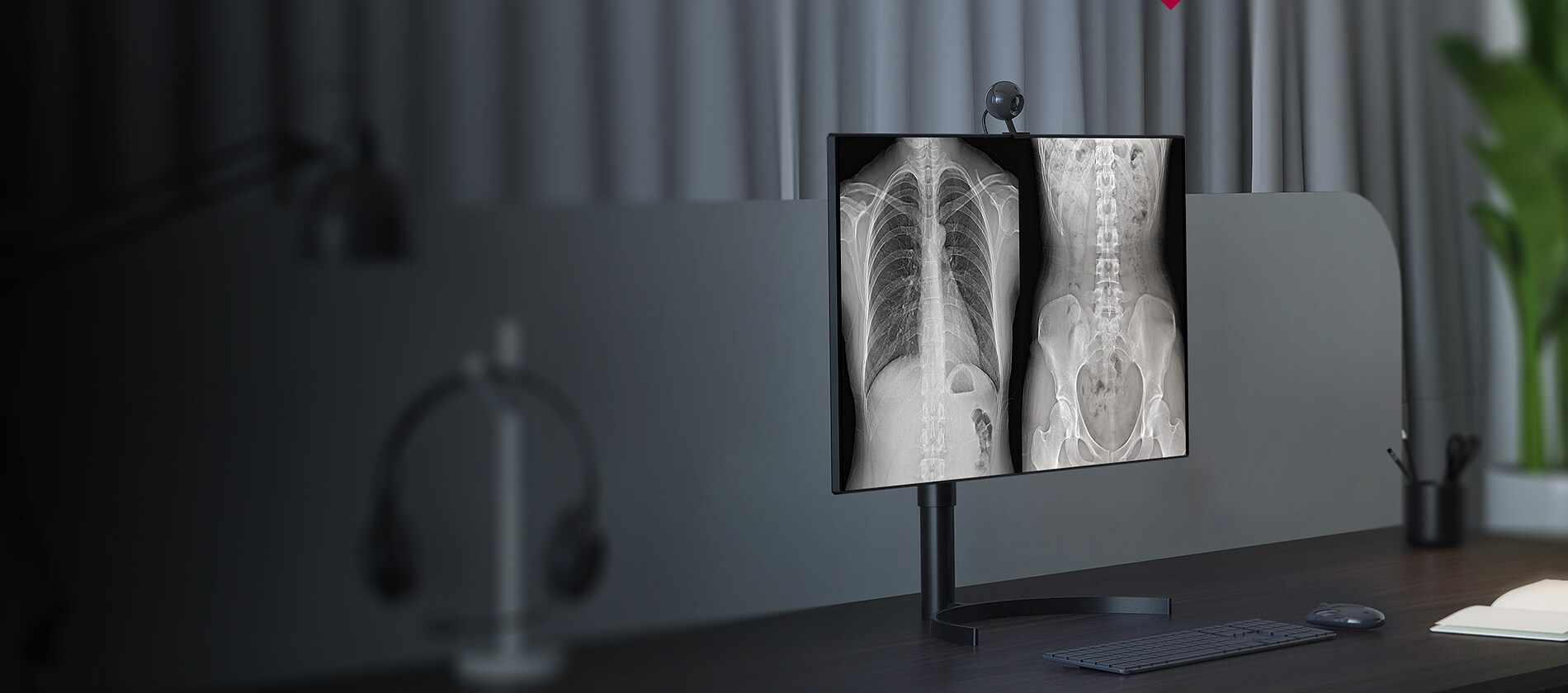 Le moniteur 32HL512D se trouve sur un bureau pour la téléradiologie, et les caractéristiques sont montrées en points vignettes.