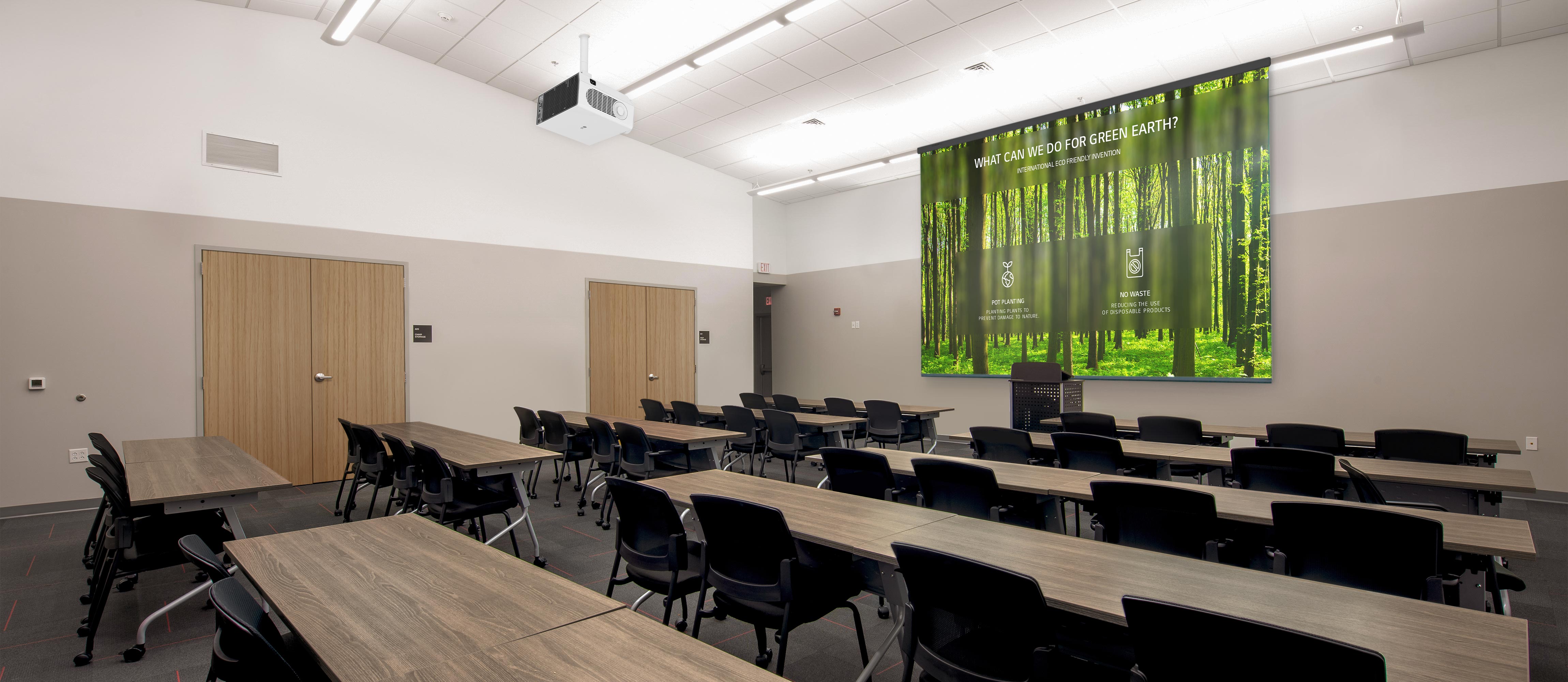 Le modèle BU50N est installé au plafond d’une salle de formation.m