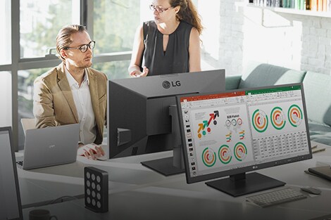 Des employés de bureau regardent l’écran d’un appareil infonuagique de LG dans un bureau.