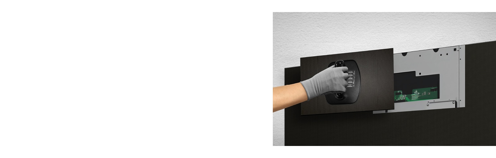 Una persona sustituye uno de los módulos LED desde la parte frontal utilizando la herramienta magnética suministrada.