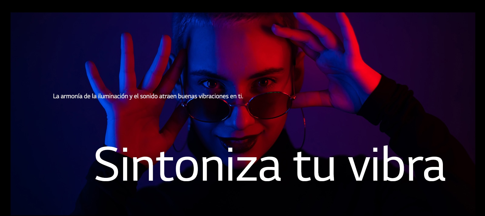 La mujer adopta una pose con una iluminación vívida.