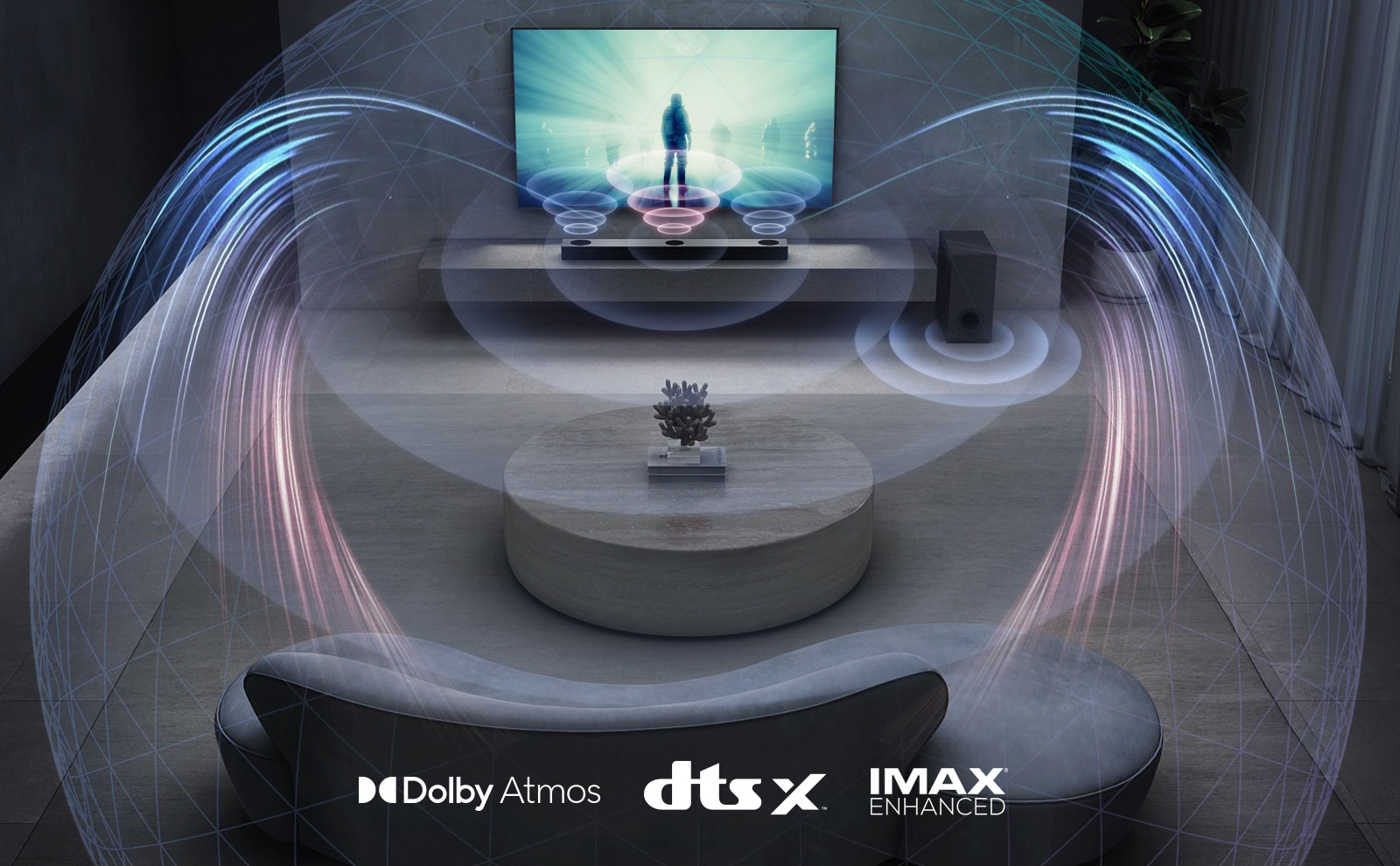 El televisor LG está en la pared de la sala de estar. Se está reproduciendo una película en la pantalla del televisor. La barra de sonido LG está justo debajo del televisor en un estante gris con un altavoz de subgraves a su lado. Un conjunto de 2 altavoces traseros están en la parte posterior de la sala de estar. Los gráficos de efectos de sonido salen de todos los altavoces. El logotipo de Dolby Atmos y DTS:X, IMAX Enhanced aparece en la parte inferior central de la imagen.