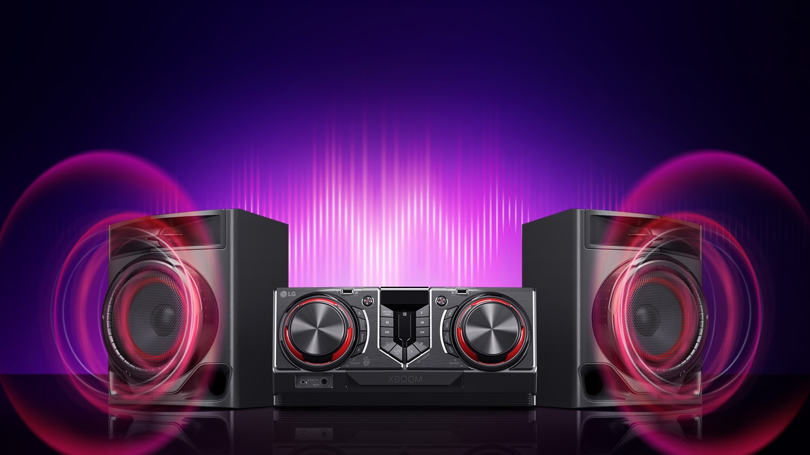 El sistema de altavoces CJ44 está colocado sobre una superficie reflectante y los gráficos de sonido salen de cada woofer. Detrás del sistema, se muestra un gráfico de ecualizador de color violeta.