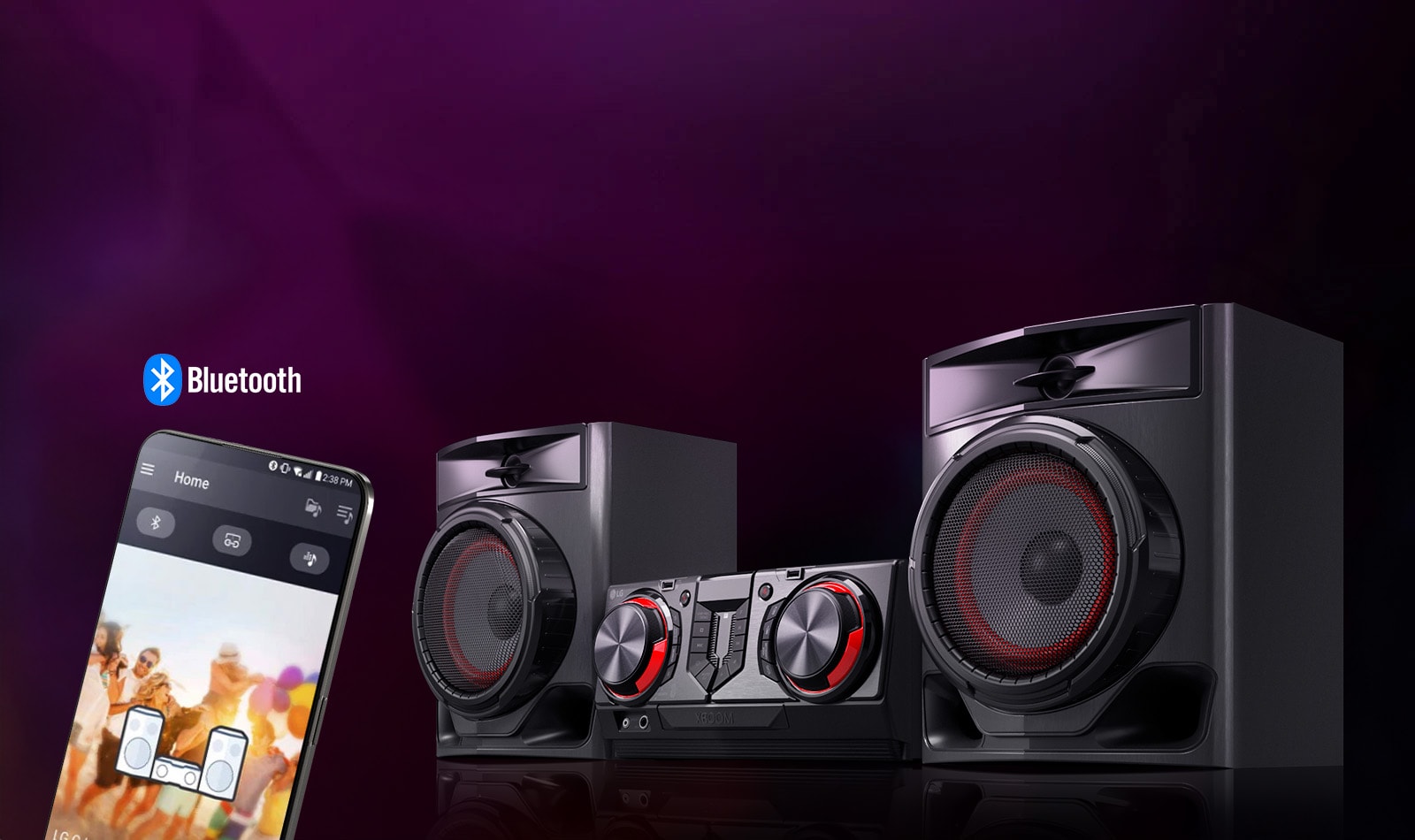 La imagen muestra un fondo borroso. A la izquierda, un primer plano de un teléfono inteligente muestra una pantalla de aplicación remota. A la derecha, el sistema CJ44 está colocado en un ángulo de 45 grados sobre una superficie reflectante negra.