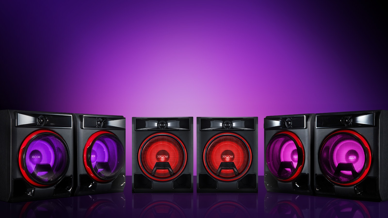 La imagen muestra un fondo degradado de color púrpura. Tres pares de altavoces LG XBOOM CL65 se encuentran sobre el fondo en formato de arco.