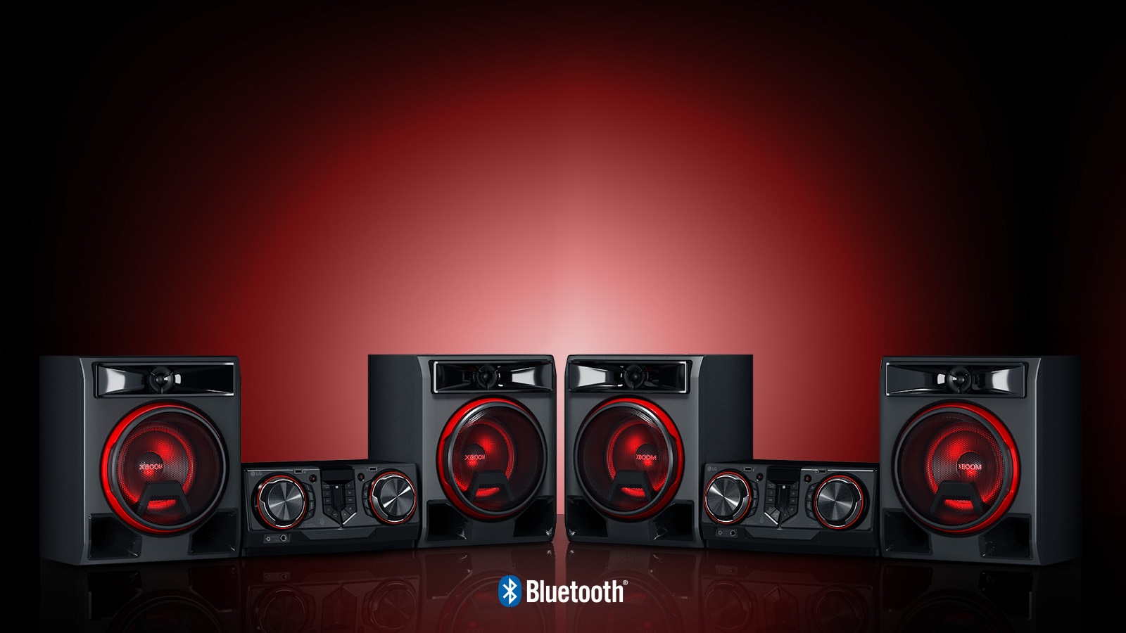 La imagen muestra un fondo rojo viñetado. Dos sistemas LG XBOOM CL65 se colocan sobre el suelo reflectante, uno frente al otro.