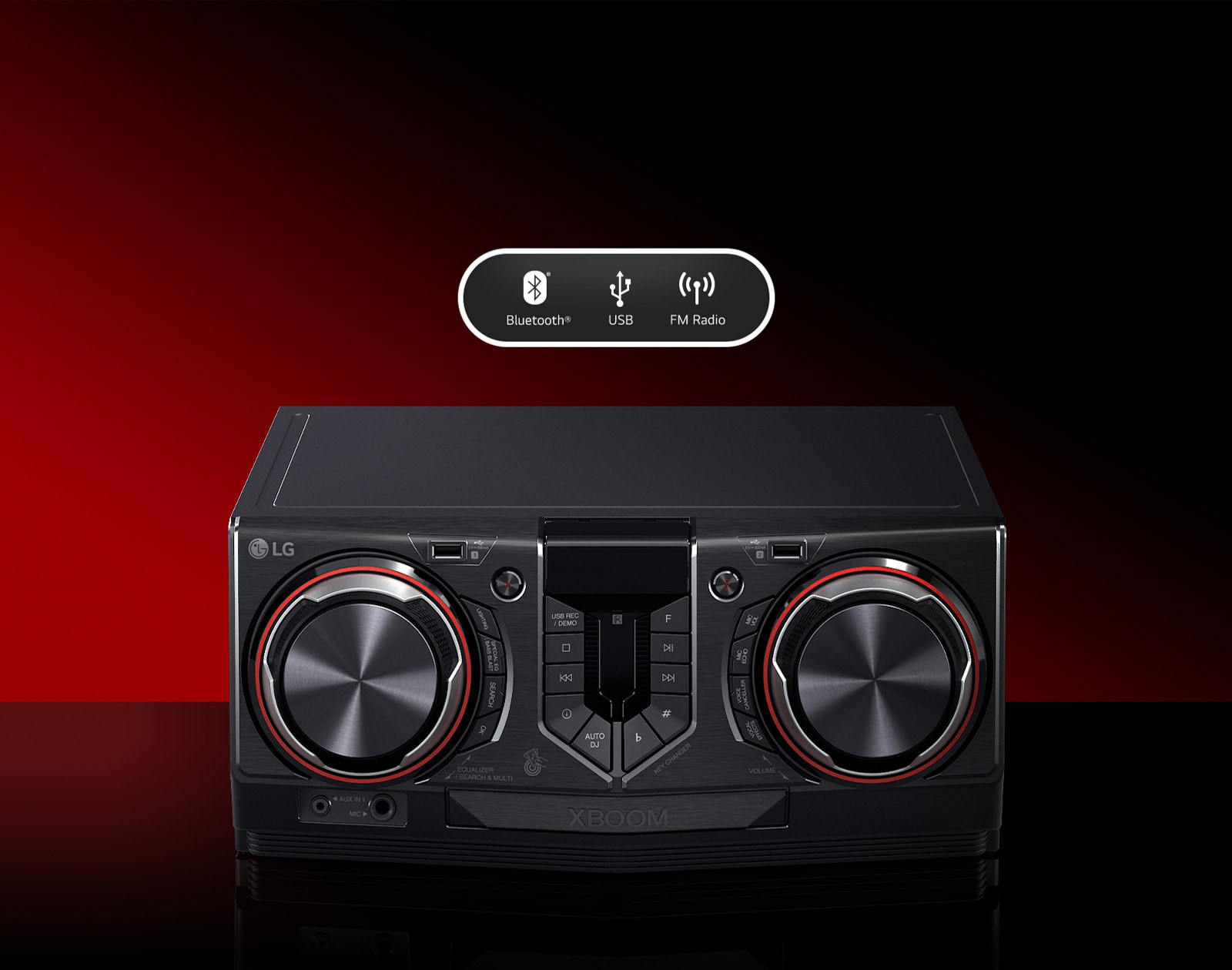 La imagen muestra un fondo degradado rojo y negro. En el centro, se coloca una vista frontal del receptor sobre una superficie reflectante. En la parte superior del receptor se muestran tres iconos: Bluetooth, USB y Radio FM.