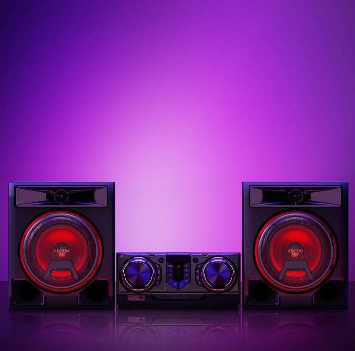 La imagen muestra un fondo degradado de color púrpura. En el centro, el LG XBOOM CL65 se alza sobre el fondo. Se muestran dos altavoces y en el centro se sitúa un receptor.