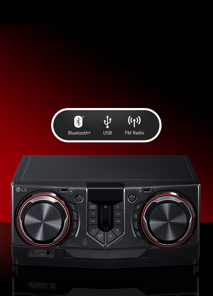 La imagen muestra un fondo degradado rojo y negro. En el centro, se coloca una vista frontal del receptor sobre una superficie reflectante. En la parte superior del receptor se muestran tres iconos: Bluetooth, USB y Radio FM.