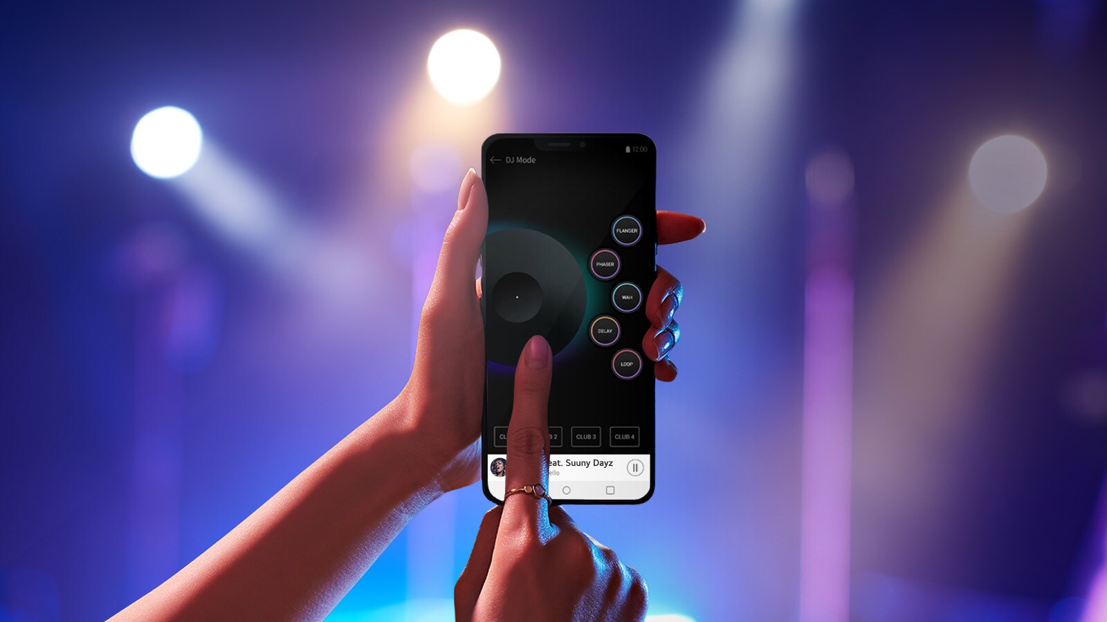 La imagen muestra el fondo borroso del lugar de una fiesta. Una mano sostiene un teléfono inteligente, mientras que la otra toca la pantalla para ilustrar su aplicación de DJ.
