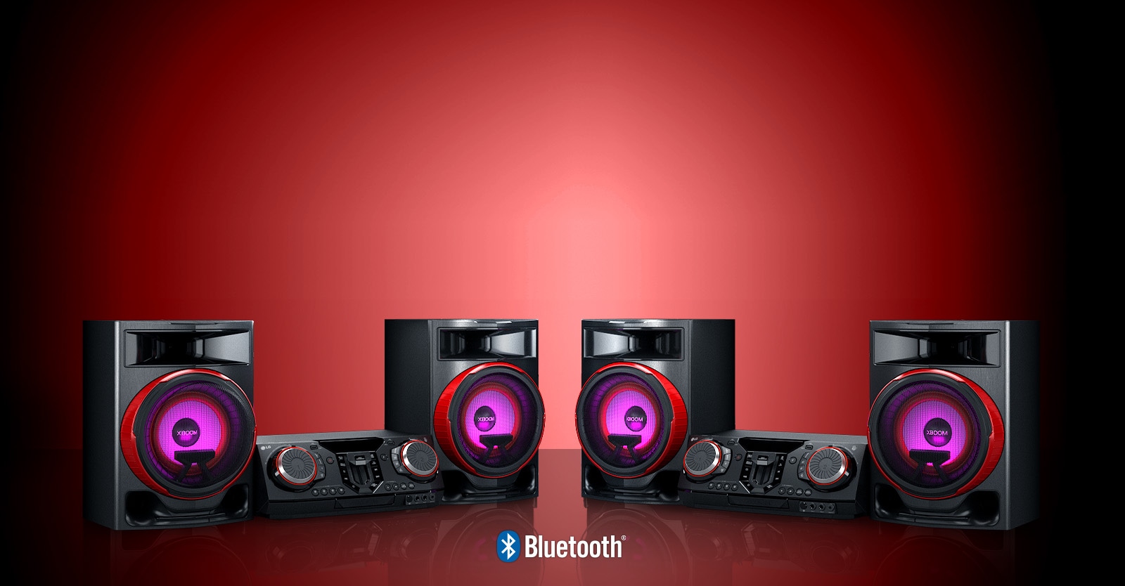 La imagen muestra un fondo rojo viñetado. Dos sistemas LG XBOOM CL87 se colocan sobre el suelo reflectante, uno frente al otro.