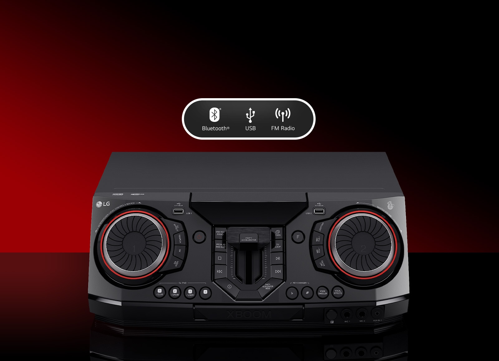 La imagen muestra un fondo degradado rojo y negro. En el centro, se coloca una vista frontal del receptor sobre una superficie reflectante. En la parte superior del receptor se muestran tres iconos: Bluetooth, USB y Radio FM.