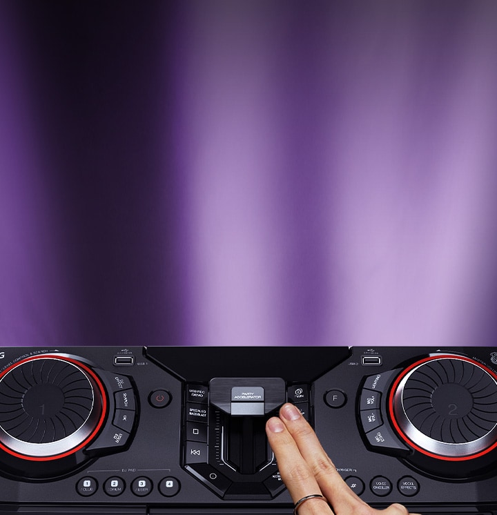 La imagen muestra un fondo borroso con focos de color violeta. En el centro de la imagen, hay un primer plano de la vista superior del receptor, con una mano controlando un acelerador de fiesta.