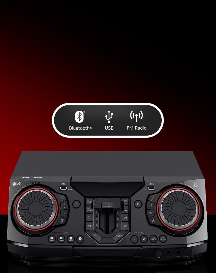 La imagen muestra un fondo degradado rojo y negro. En el centro, se coloca una vista frontal del receptor sobre una superficie reflectante. En la parte superior del receptor se muestran tres iconos: Bluetooth, USB y Radio FM.