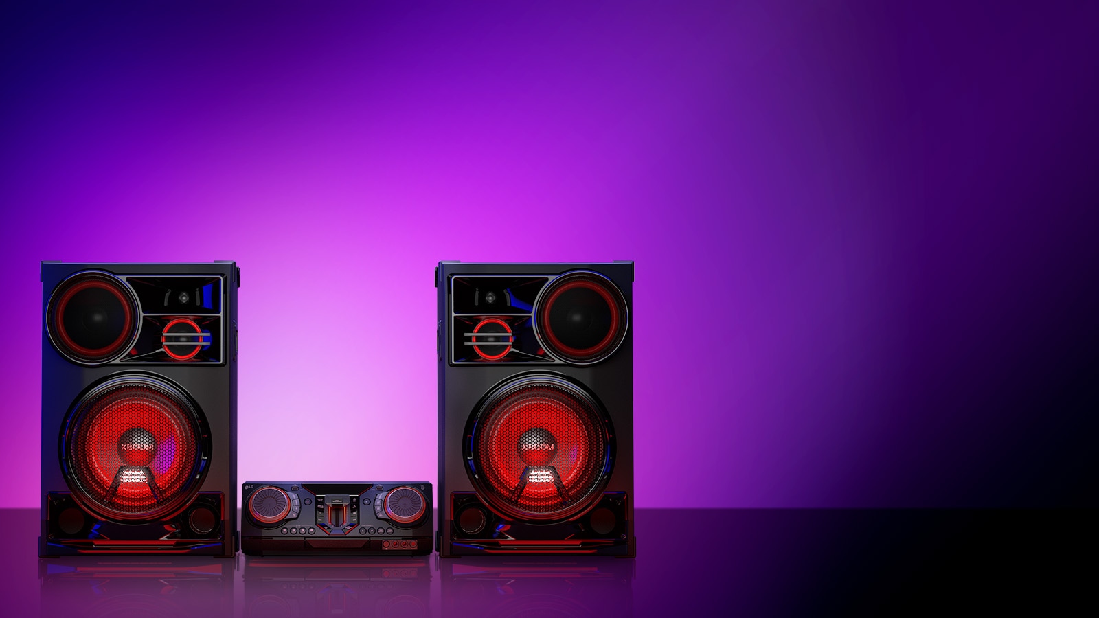 La imagen muestra un fondo degradado de color púrpura. A la izquierda, el LG XBOOM CL98 se alza sobre el fondo. Se muestran dos altavoces y en el medio hay un receptor.