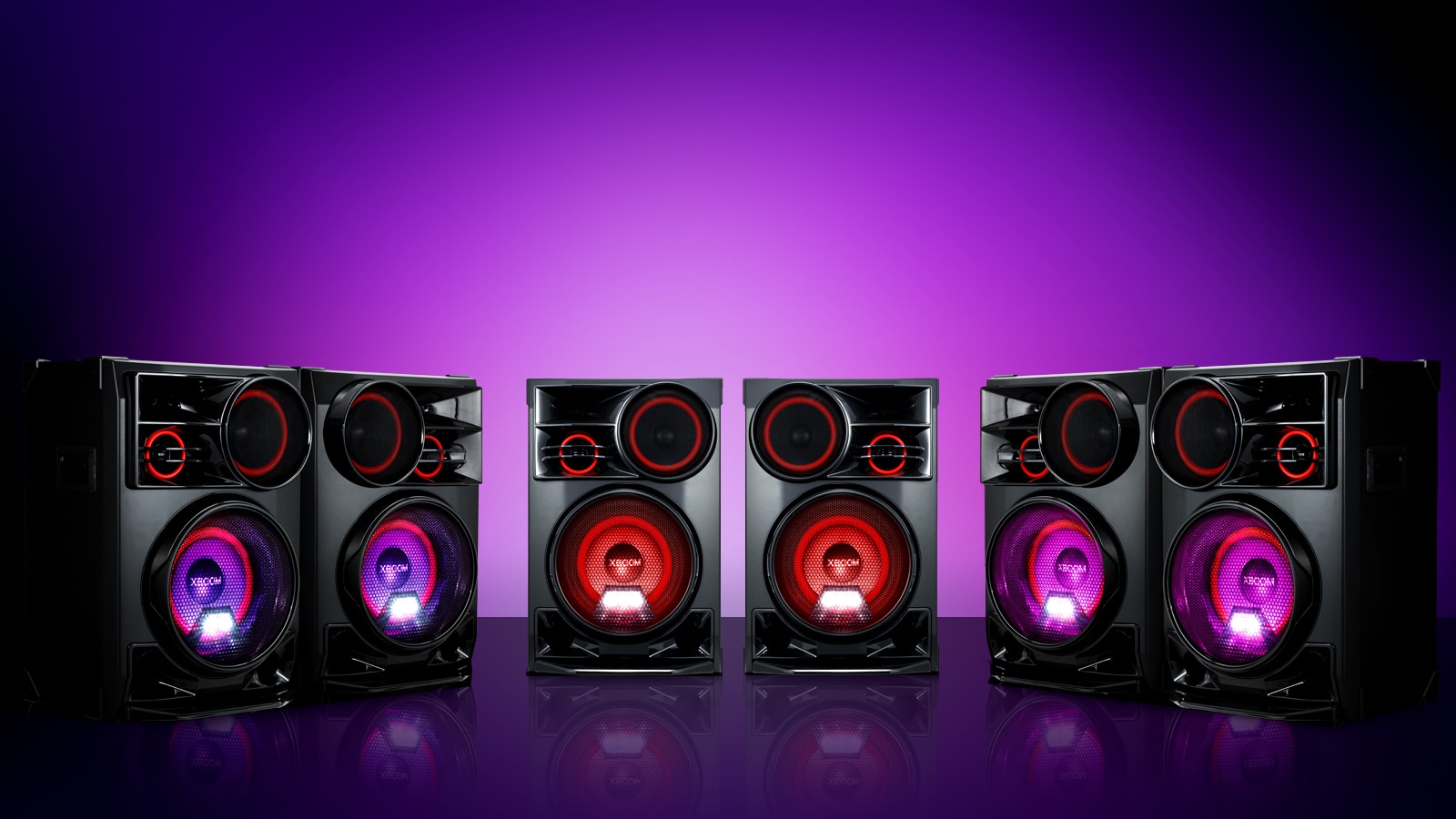 La imagen muestra un fondo degradado de color púrpura. Tres pares de altavoces LG XBOOM CL98 se encuentran sobre el fondo en formato de arco.