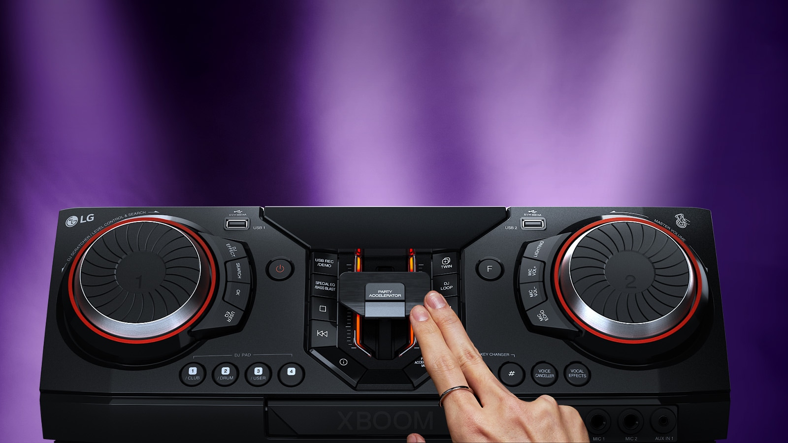 La imagen muestra un fondo borroso con focos de color violeta. En el centro de la imagen, hay un primer plano de la vista superior del receptor, con una mano controlando un acelerador de fiesta.