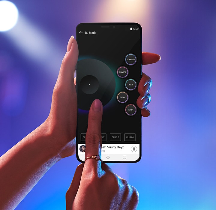 La imagen muestra el fondo borroso del lugar de una fiesta. Una mano sostiene un teléfono inteligente, mientras que la otra toca la pantalla para ilustrar su aplicación de DJ.