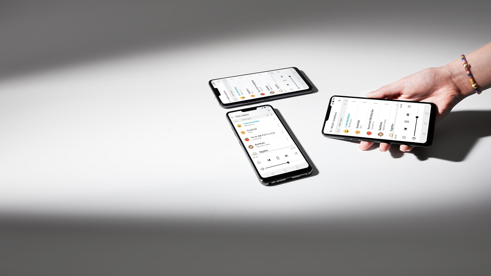 Controla la playlist con Multi-Bluetooth1