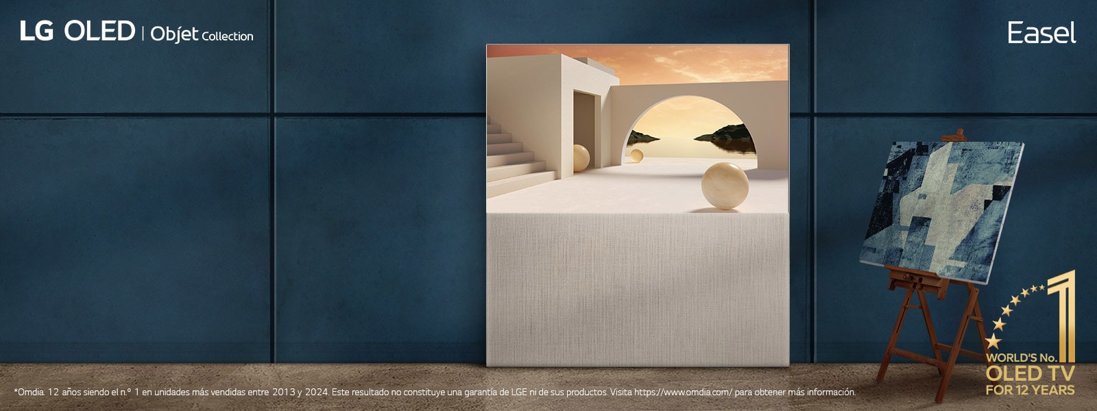 La televisión LG OLED Easel está apoyada contra la pared. Junto a ella hay una pintura real sobre un atril. Debido al diseño de la televisión, parece una obra de arte real sobre un atril. El emblema de “OLED TV, n.º 1 del mundo durante 12 años” aparece en la esquina. También se pueden ver los logotipos de los productos LG OLED, Objet Collection y Easel.