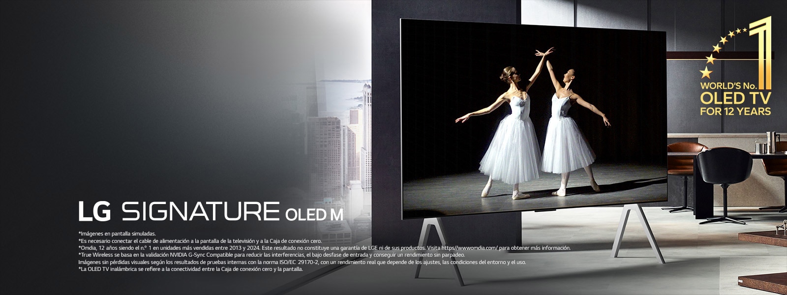 Un espacio habitable premium con la LG Signature OLED M5 en un soporte de TV. La pantalla se ve enorme. No hay cables visibles, lo que demuestra la tecnología True Wireless de la TV. Se observan el emblema de La OLED TV número uno del mundo durante 12 años y el logotipo de la LG Signature OLED M.