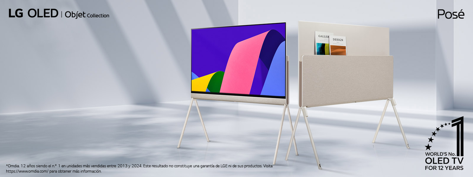 Dos televisiones LG OLED Posé en un espacio elegante y minimalista. Una de las televisiones muestra el frente del producto con una obra de arte en la pantalla. La otra televisión muestra su parte trasera, que cuenta con una solución de almacenamiento bien diseñada. Se pueden ver un par de revistas en la parte de atrás. El emblema de “OLED TV, n.º 1 del mundo durante 12 años” aparece en una esquina. También se pueden ver los logotipos de los productos LG OLED Objet Collection y Posé.