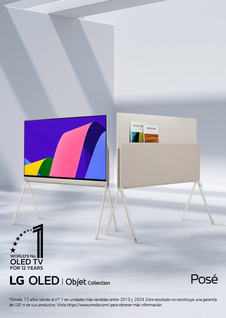 Dos televisiones LG OLED Posé en un espacio elegante y minimalista. Una de las televisiones muestra el frente del producto con una obra de arte en la pantalla. La otra televisión muestra su parte trasera, que cuenta con una solución de almacenamiento bien diseñada. Se pueden ver un par de revistas en la parte de atrás. El emblema de “OLED TV, n.º 1 del mundo durante 12 años” aparece en una esquina. También se pueden ver los logotipos de los productos LG OLED Objet Collection y Posé.