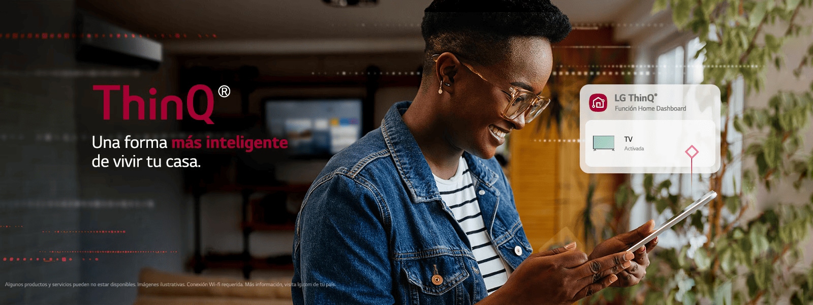 Una señora maneja su televisor LG a través de la app LG ThinQ en su celular. ThinQ, una forma más inteligente de vivir tu casa.