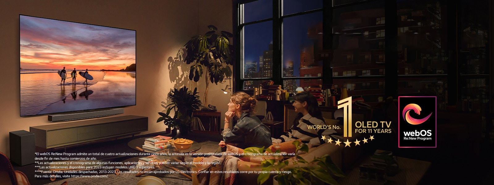 LG OLED evo C4 TV montada en la pared de una acogedora sala nocturna y una LG soundbar montada justo debajo. En la TV se muestra una playa al atardecer con siluetas de tres surfistas. Dos mujeres se sientan en el sofá mirando e inclinándose hacia la TV y la soundbar. En la imagen se muestran el emblema “La OLED TV número 1 del mundo durante 11 años” y el logo “webOS Re:New Program”. Un descargo de responsabilidad dice: “El webOS Re:New Program admite un total de cuatro actualizaciones durante cinco años, la antesala es la versión preinstalada de webOS y el cronograma de actualización varía desde fin de mes hasta comienzos de año”. “Las actualizaciones y el cronograma de algunas funciones, aplicaciones y servicios pueden variar según el modelo y la región”. “Las actualizaciones disponibles para 2023 incluyen modelos UHD y superiores”. “Fuente: Omdia. Unidades despachadas, desde 2013 al 2023. Los resultados no están aprobados por LG Electronics. Confiar en estos resultados corre por tu propia cuenta y riesgo. Para más detalles, visite https://www.omdia.com/”.