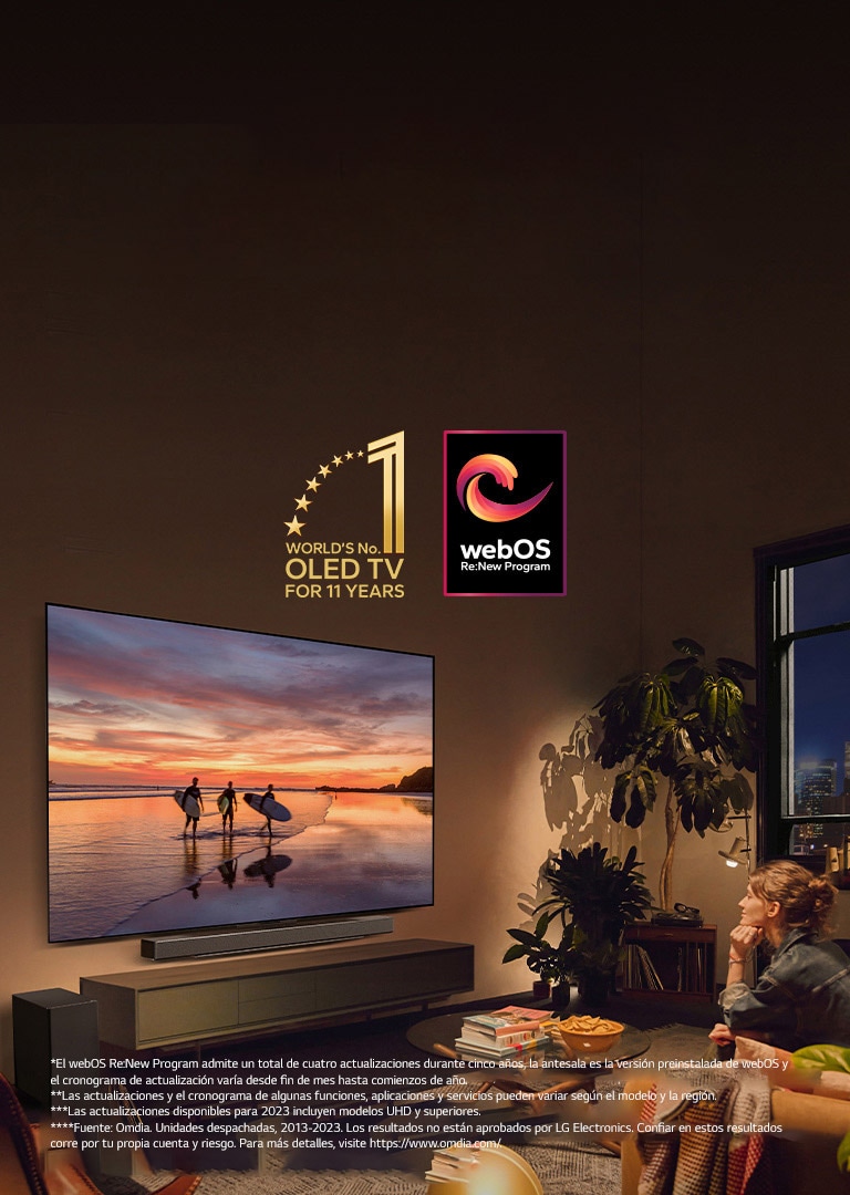 LG OLED evo C4 TV montada en la pared de una acogedora sala nocturna y una LG soundbar montada justo debajo. En la TV se muestra una playa al atardecer con siluetas de tres surfistas. Dos mujeres se sientan en el sofá mirando e inclinándose hacia la TV y la soundbar. En la imagen se muestran el emblema “La OLED TV número 1 del mundo durante 11 años” y el logo “webOS Re:New Program”. Un descargo de responsabilidad dice: “El webOS Re:New Program admite un total de cuatro actualizaciones durante cinco años, la antesala es la versión preinstalada de webOS y el cronograma de actualización varía desde fin de mes hasta comienzos de año”. “Las actualizaciones y el cronograma de algunas funciones, aplicaciones y servicios pueden variar según el modelo y la región”. “Las actualizaciones disponibles para 2023 incluyen modelos UHD y superiores”. “Fuente: Omdia. Unidades despachadas, desde 2013 al 2023. Los resultados no están aprobados por LG Electronics. Confiar en estos resultados corre por tu propia cuenta y riesgo. Para más detalles, visite https://www.omdia.com/”.