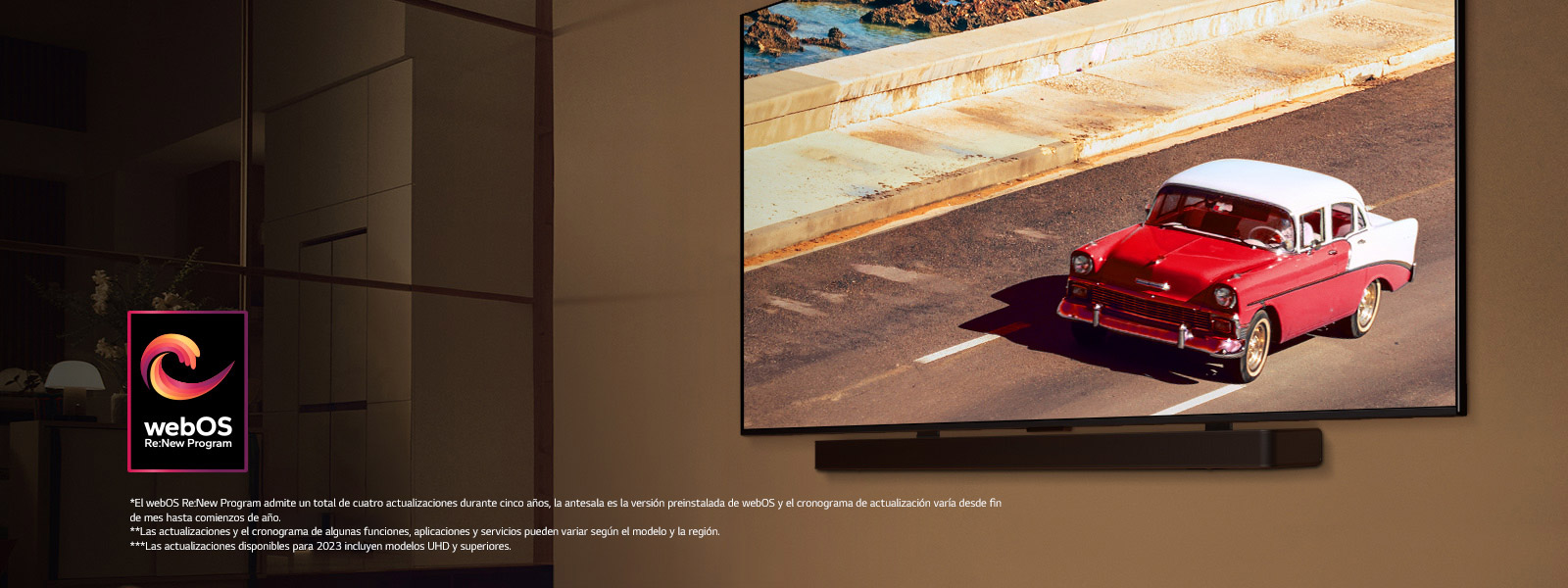 LG QNED TV y Soundbar montadas en una pared en una habitación con iluminación tenue. En la TV se muestra un vehículo rojo en la carretera. El logo “webOS Re:New Program” está en la imagen. Un descargo de responsabilidad dice: “El webOS Re:New Program admite un total de cuatro actualizaciones durante cinco años, la antesala es la versión preinstalada de webOS y el cronograma de actualización varía desde fin de mes hasta comienzos de año”. “Las actualizaciones y el cronograma de algunas funciones, aplicaciones y servicios pueden variar según el modelo y la región”. 