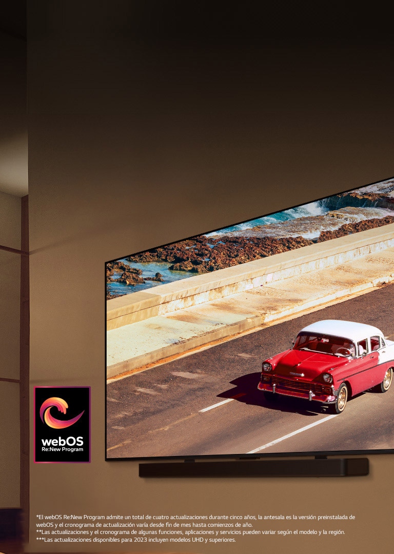 LG QNED TV y Soundbar montadas en una pared en una habitación con iluminación tenue. En la TV se muestra un vehículo rojo en la carretera. El logo “webOS Re:New Program” está en la imagen. Un descargo de responsabilidad dice: “El webOS Re:New Program admite un total de cuatro actualizaciones durante cinco años, la antesala es la versión preinstalada de webOS y el cronograma de actualización varía desde fin de mes hasta comienzos de año”. “Las actualizaciones y el cronograma de algunas funciones, aplicaciones y servicios pueden variar según el modelo y la región”. 