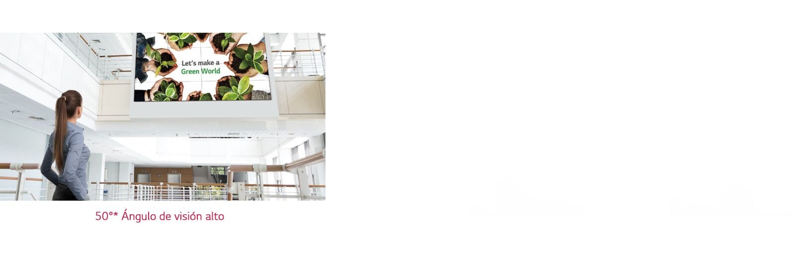 Una mujer está mirando la pantalla instalada en el piso de arriba.