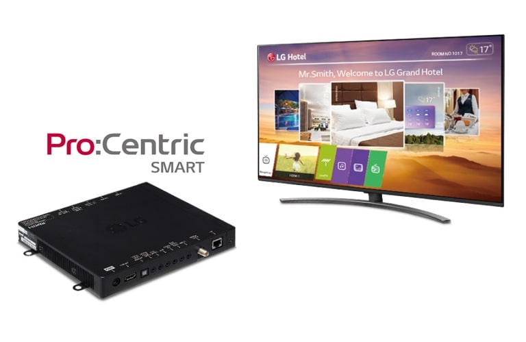 Un hombre administra algunos contenidos y configuraciones del televisor que está conectado al decodificador del hotel usando la solución Pro:Centric Direct a través de un servidor.