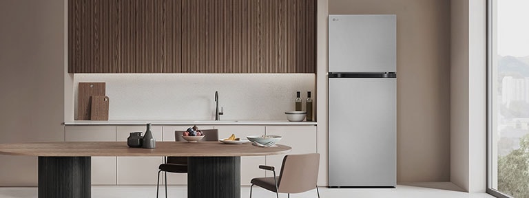 Nevera esta en cocina moderna, demostrando su diseno.