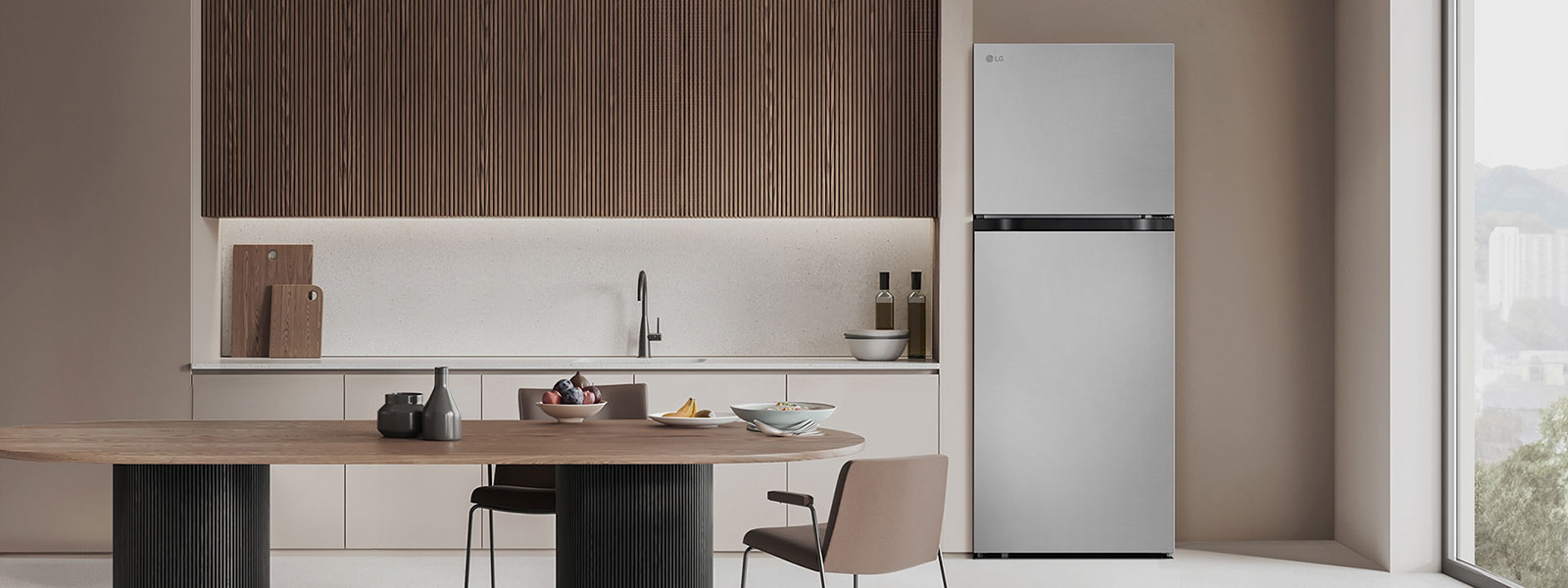Nevera esta en cocina moderna, demostrando su diseno.