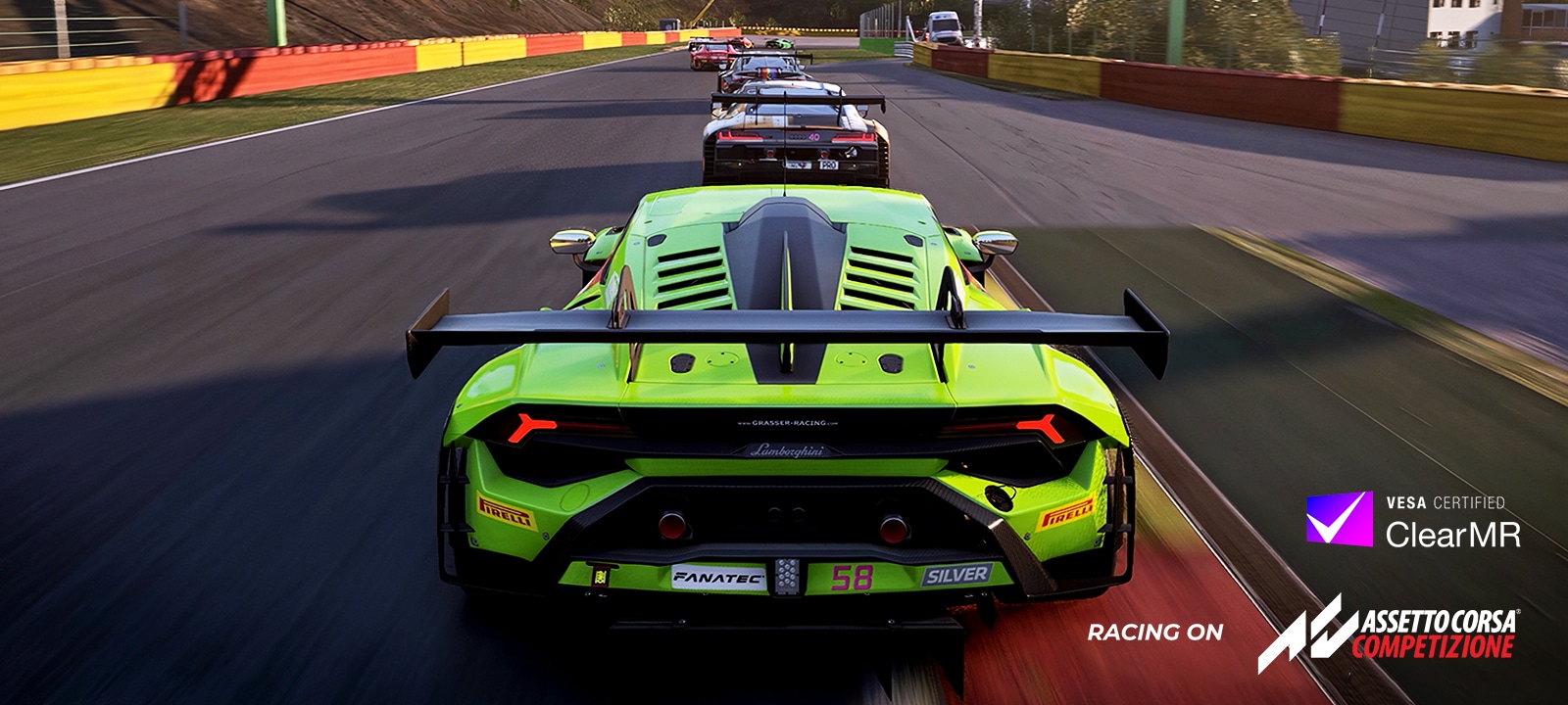 Imagen de un carro verde corriendo en una pista.	